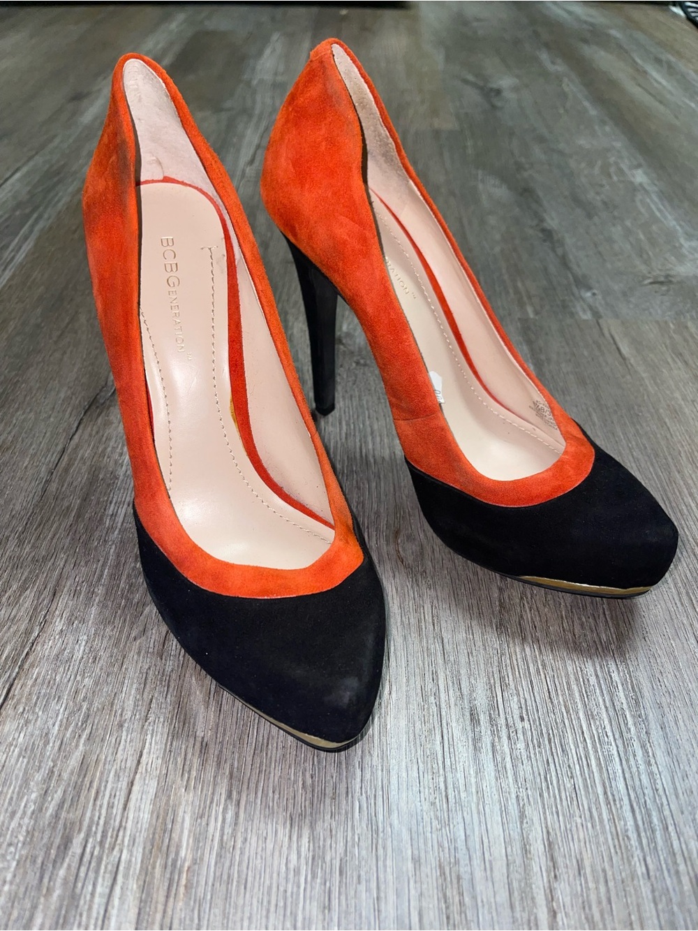 BCBGeneration Women Red Black Suede Leather High Heels Size 8.5 Mod Edgy